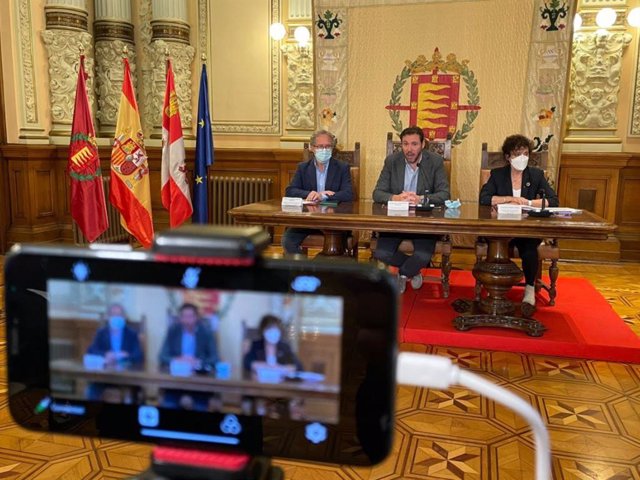 Rueda de prensa del alcalde de Valladolid, Óscar Puente, y los concejales Manuel Saravia y Rafaela Romero.