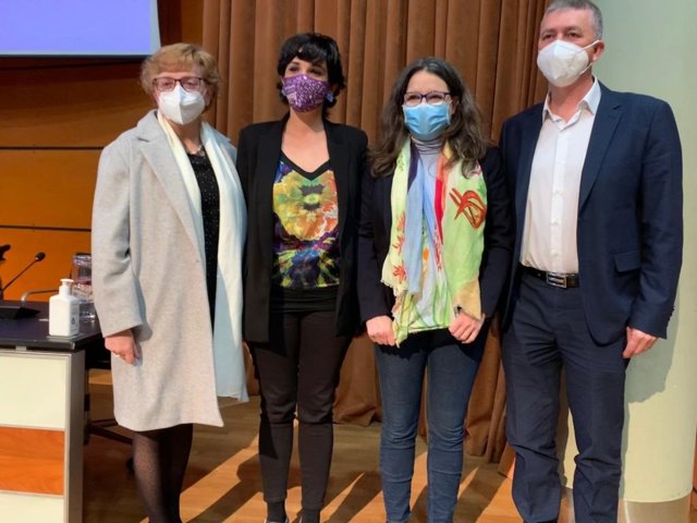 La vicepresidenta de la Generalitat y consellera de Igualdad, Mónica Oltra; el conseller de Desarrollo Económico, Rafael Climent; la secretaria general de la UV, María Elena Olmos; y la directora del Instituto de las Mujeres, Toni Morillas