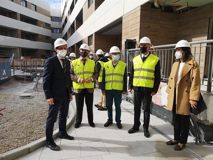 El alcalde de Sevilla, Antonio Muñoz, ha visitado las obras en la manzana de la Florida.