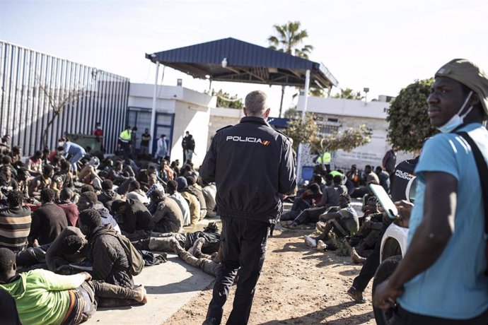Varios migrantes y policía nacional en el CETI de Melilla, a 2 de marzo de 2022, en Melilla (España).