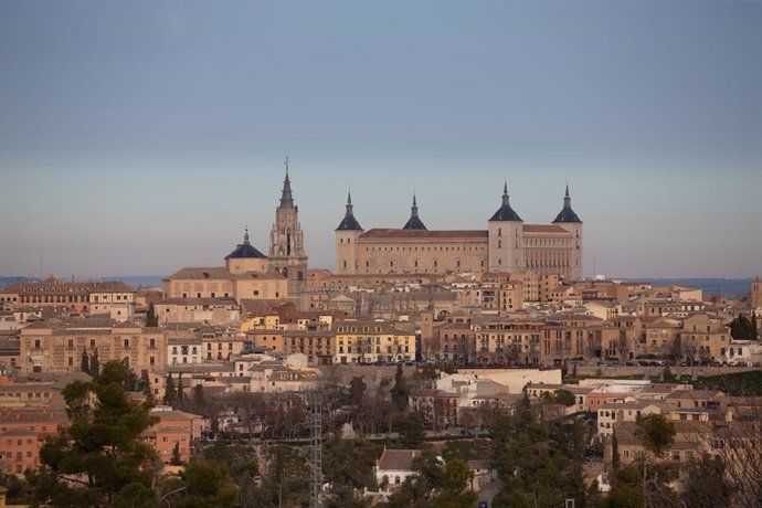 Archivo - Vista general de la ciudad de Toledo de día, a 30 de enero de 2022, en Toledo (España).  