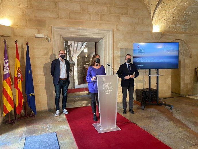 La presidenta del Govern, Francina Armengol, junto al vicepresidente y conseller de Transición Energética, Sectores Productivos y Memoria Democrática, Juan Pedro Yllanes, en rueda de prensa.