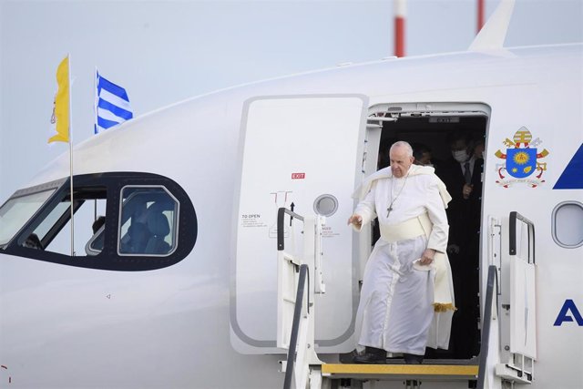 Archivo - El Papa a su llegada a Atenas en diciembre de 2021