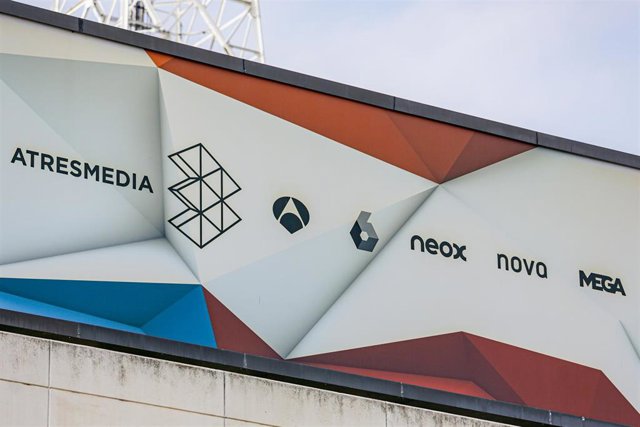 Archivo - Cartel en lo alto del edificio de la sede del grupo de comunicación Atresmedia en San Sebastián de los Reyes con los logos de las cadenas de televisión que conforman Atresmedia, en Madrid (España) a 10 de febrero de 2020.