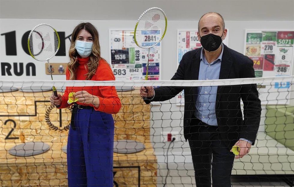 La concejala de Deportes del Ayuntamiento de Madrid, Sofía Miranda, y el presidente de la Federación Española de Bádminton, Andoni Azurmendi.