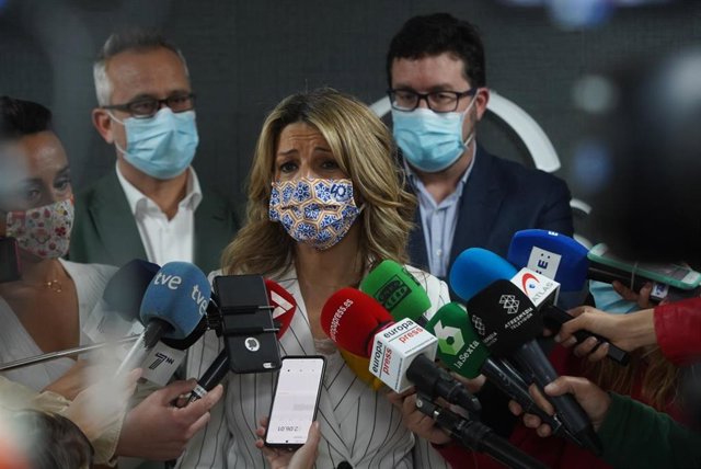 La vicepresidenta segunda del Gobierno y ministra de Trabajo y Economía Social,Yolanda Díaz, atiende a los medios en Sevilla.