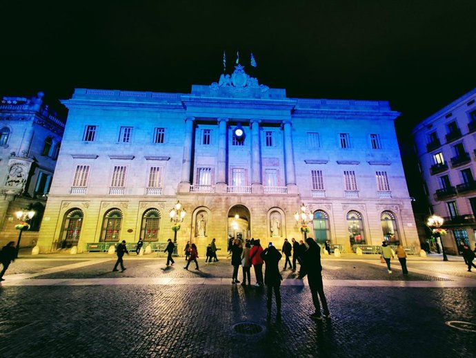 La faana de l'Ajuntament de Barcelona illuminada amb el blau i el groc de la bandera d'Ucrana.