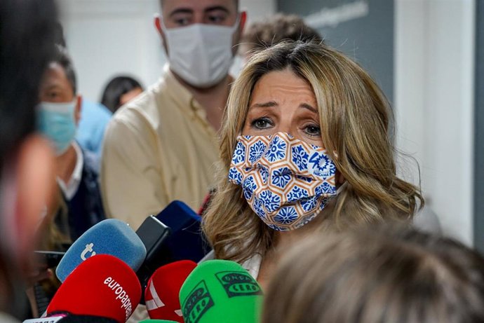 La vicepresidenta segunda y ministra de Trabajo y Economía Social, Yolanda Díaz, atiende a los medios después de  la visita el Centro Nacional de Medios de Protección (CNMP), que forma parte del Instituto Nacional de Seguridad y Salud en el Trabajo (INS