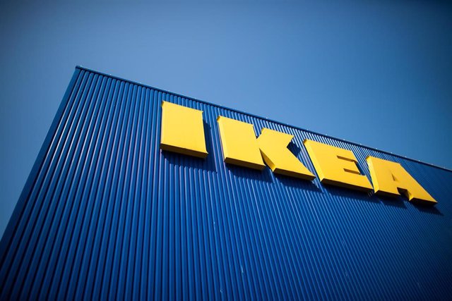 Archivo - FILED - 17 April 2020, North Rhine-Westphalia, Cologne: The lettering IKEA can be seen on the facade of a furniture store. 