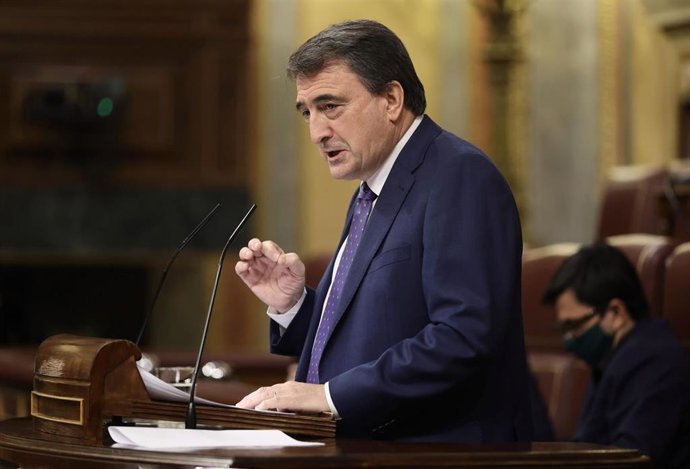El portavoz parlamentario del PNV , Aitor Esteban, interviene en una sesión plenaria en el Congreso de los Diputados