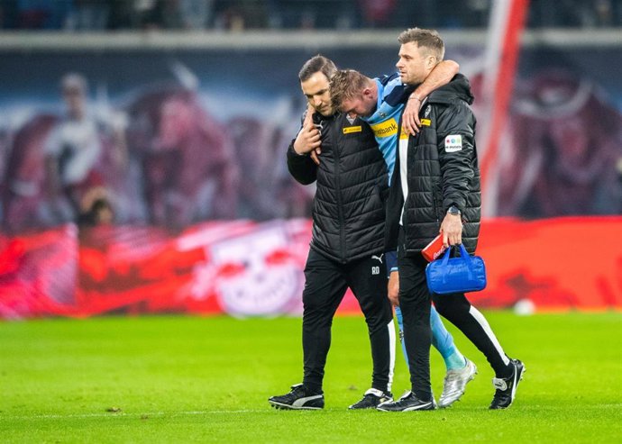 Archivo - El jugador del Borussia Moenchengladbach Christoph Kramer sale lesionado en un partido de la Bundesliga.