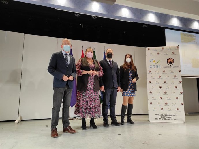 Autoridades en la inauguración de las jornadas que analizan el papel de la traducción de textos en la comunicación de la oferta cultural.