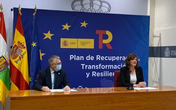 La delegada del Gobierno, María Madorrán,  junto al consejero de Desarrollo Autonómico, Jose Ángel Lacalzada