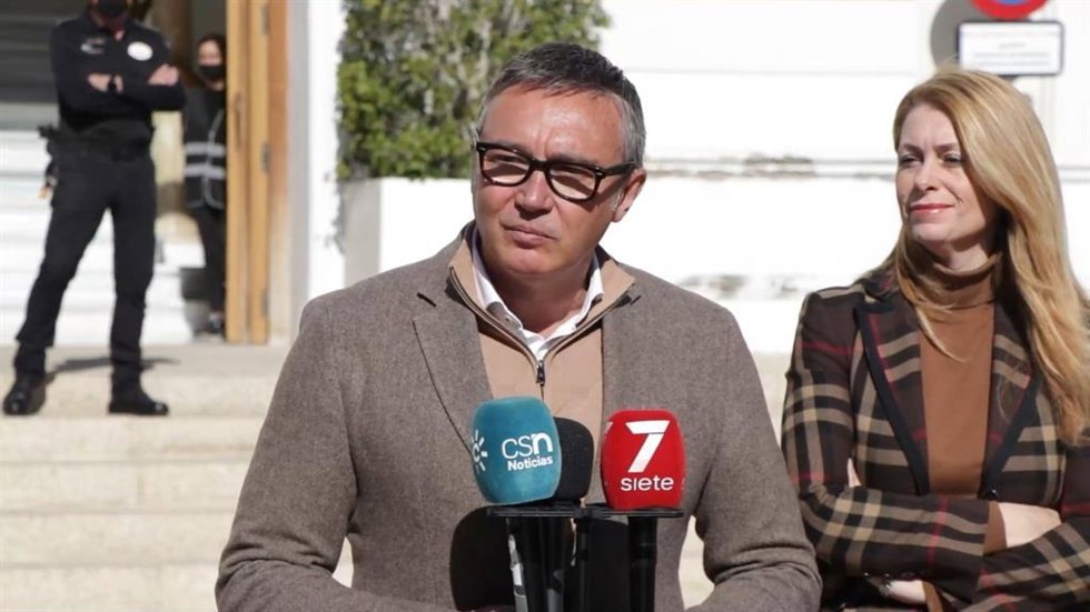 Manuel Gavira atiende a la prensa en El Puerto.