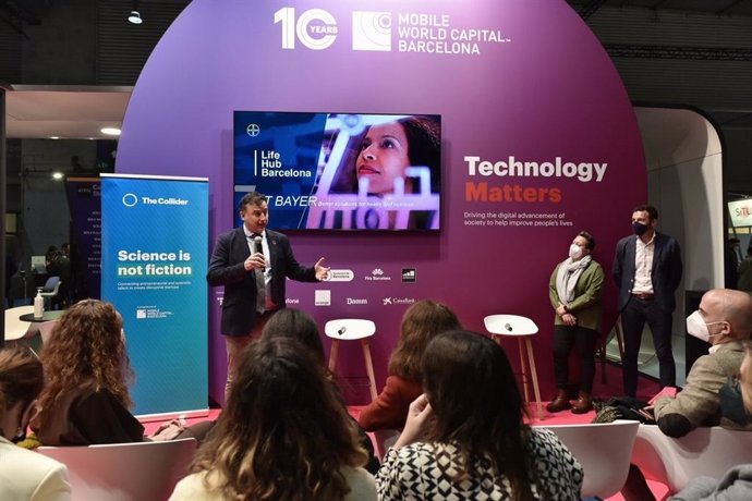 Roberto Álvarez y Anabel León en la presentación del proyecto LifeHub Barcelona en Mobile World Congress