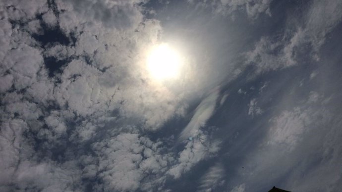 Archivo - Sol y nubes