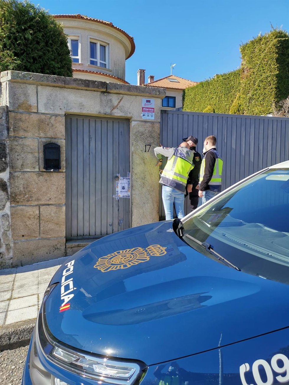 Precintados varios chalets de Vigo tras desarticular dos organizaciones dedicadas a la explotación sexual de mujeres.