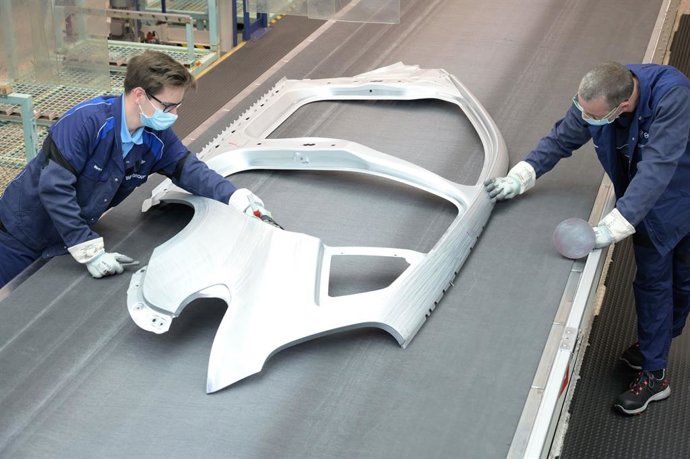 Archivo - Trabajadores de BMW