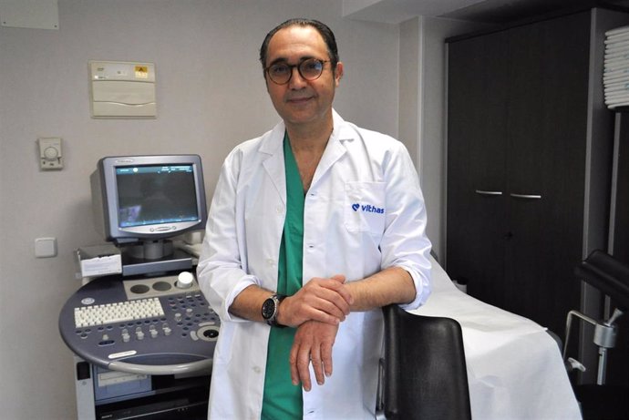 El doctor José M Rodríguez en su consulta de Vithas Madrid Aravaca