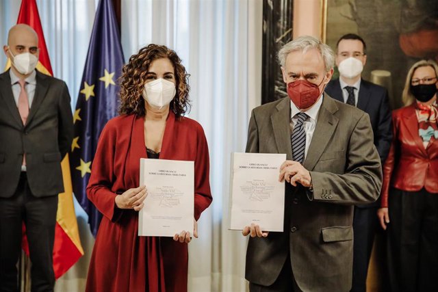 La ministra de Hacienda, María Jesús Montero, recibe el Libro Blanco del comité de personas expertas para la reforma del sistema tributario de la mano del presidente del Comité de Expertos, Jesús Ruiz-Huerta, en el Ministerio de Hacienda.