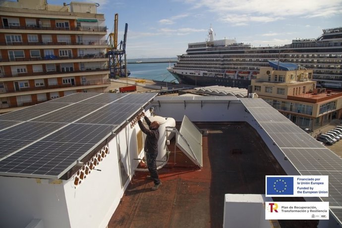 Instalación de placas fotovoltaicas en el puerto de Cádiz.