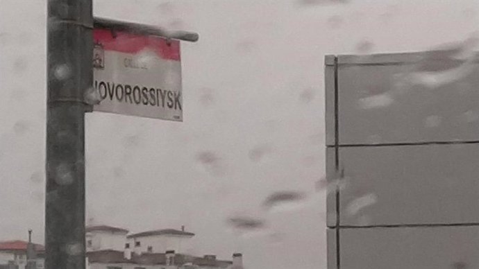 Cartel de la calle Novorossiysk,  en Gijón, en homenaje al hermanamiento con la ciudad rusa de Novorossiysk