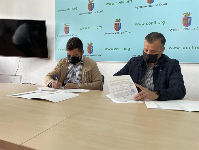 El delegado territorial de Regeneración, Justicia y Administración Local de la Junta de Andalucía en Cádiz, Miguel Rodríguez, y el alcalde de Conil de la Frontera, Juan Manuel Bermúdez.