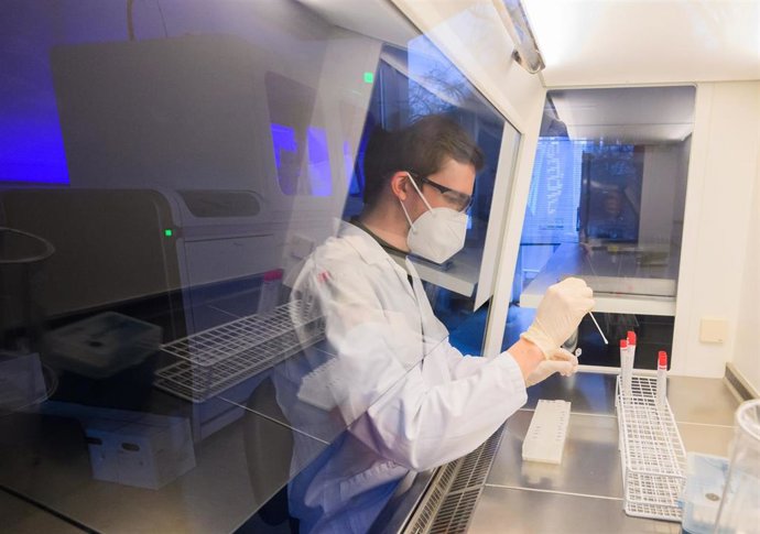 09 February 2022, Lower Saxony, Hameln: Laboratory employee Christoph Majowski prepares PCR tests from patients for PCR analysis in the Nordlab laboratory. The Nordlab laboratory is slowly reaching its limits in the Corona pandemic. Around 3500 PCR test