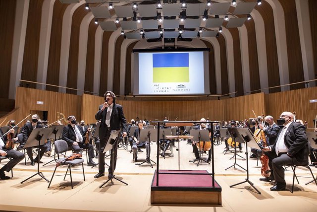 Concierto de abono en el Palau de la Música de València dirigido por maestro Leonard Slatkin, norteamericano de familia de origen ucraniana, con una proyección con los colores de la bandera de Ucrania.