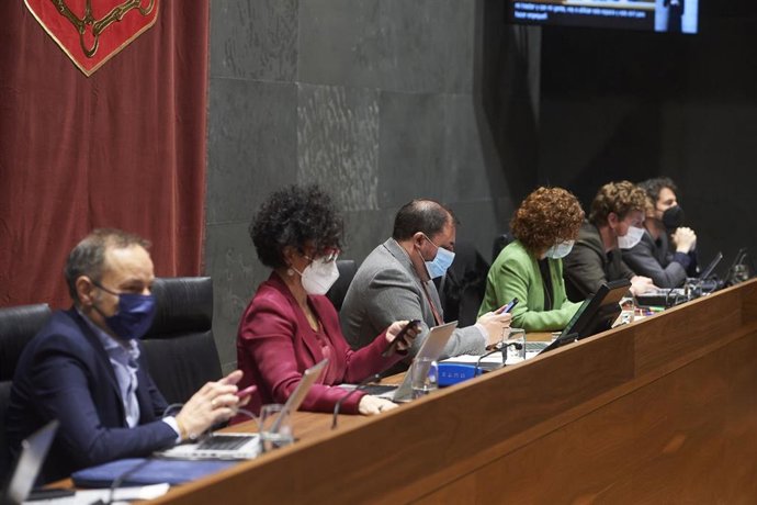 Mesa del Parlamento de Navarra.