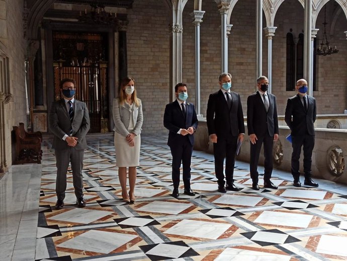 El director de la CE a Barcelona, Manuel Szapiro; la consellera Victria Alsina; el president Pere Aragons; el cnsol de Frana, Olivier Ramadous; el d'Ucrana, Artem Vorobyov, i el director de l'Oficina del PE a Barcelona, Sergi Barrera
