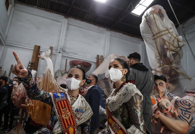 Las Falleras Mayores de València 2022, Carmen Martín Carbonell (d) y Nerea López Mestre (i), visitan los talleres de la Ciudad del Artista Fallero en el Museo del Artista Faller