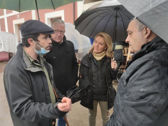 La presidenta del PP de Asturias, Teresa Mallada, visita la feria ganadera de Corao, en Cangas de Onís.