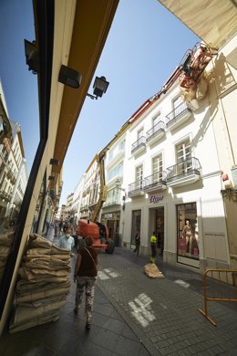 Archivo - Operarios instalan los toldos en la calle Velázquez.