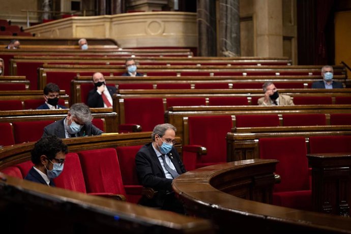 Archivo - El presidente de la Generalitat, Quim Torra (c), durante un pleno extraordinario que solicitó en el Parlament de Cataluña para debatir sobre "la situación política creada por la crisis de la monarquía española" 