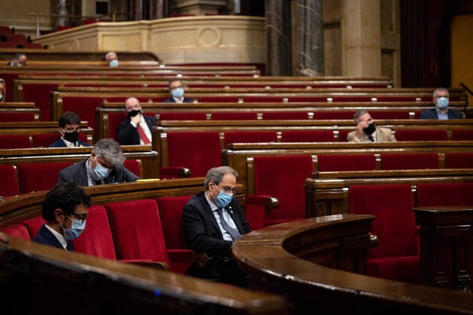 Archivo - El presidente de la Generalitat, Quim Torra (c), durante un pleno extraordinario que solicitó en el Parlament de Cataluña para debatir sobre "la situación política creada por la crisis de la monarquía española" tras la marcha del Rey emérito d