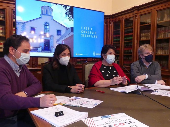 La alcaldesa de Segovia, Clara Luquero, el concejal de Desarrollo económico y Empleo, Jesús García Zamora, junto con la secretaria general de la FES, Beatriz Escudero y el presidente de la CAS, Alberto García.