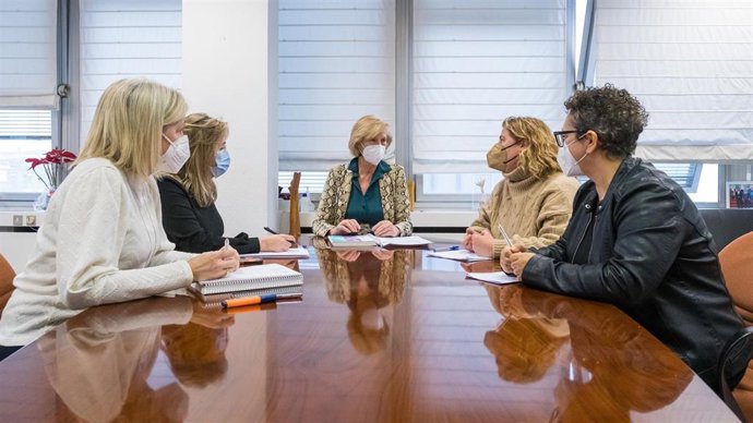 La consejera de Educación y Formación Profesional, Marina Lombó, se reúne con representantes de la Federación de Asociaciones de Personas Sordas de Cantabria (FESCAN)
