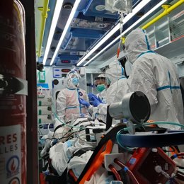 Un momento del traslado del paciente.