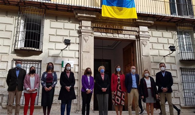 Delegados de la Junta en Málaga junto a la cónsul de Ucrania en Málaga despliegan una bandera del país