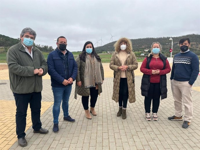 La secretaria de Reto Demográfico de la Comisión Ejecutiva Provincial del PSOE de Huelva, Mónica Serrano, acompañada por representantes socialistas de comarcas onubenses.