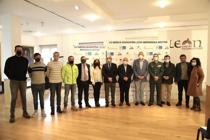 El concejal de Deportes, Vicente Canuria, con diferentes representantes de la organización de la Media Maratón de León.