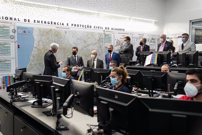 El presidente de la Junta, Juanma Moreno, este jueves en Loulé (Portugal) en su visita al Comando Regional de Emergencias y Protección Civil del Algarve.