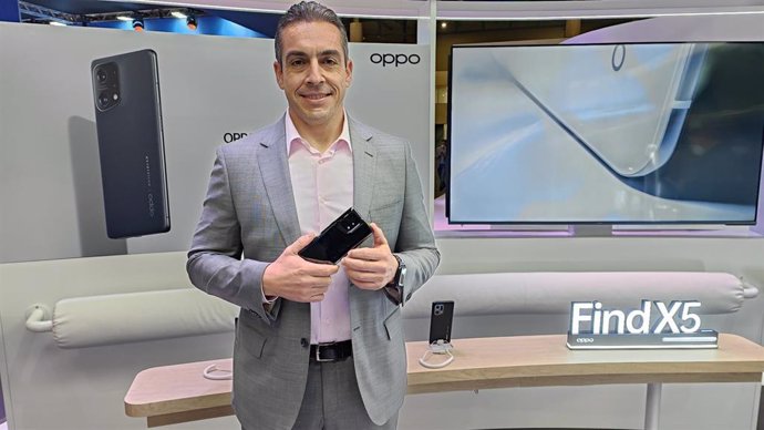 El vicepresidente de ventas de Oppo en Iberia, Sergio Muñoz, posa en el stand de Oppo en el MWC 2022.