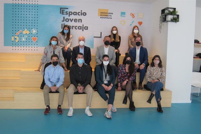 El director general de Fundación Ibercaja, José Luis Rodrigo, y el director del Espacio Joven Ibercaja, Alberto Pérez, con otros responsables de la entidad y varios jóvenes.
