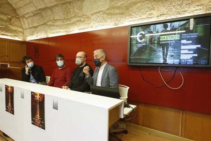 El secretario xeral de Política Lingüística de la Xunta, Valentín García, junto al director del Centro Dramático Galego, Fran Núñez, y el director de la obra 'Rastros', Lois Blanco, en la rueda de prensa previa al estreno.