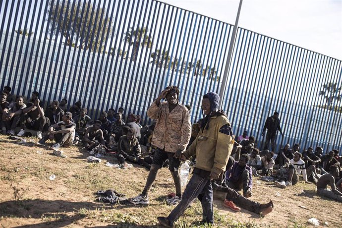 Varios migrantes son atendidos por personal sanitario, tras saltar la de Melilla, a 2 de marzo de 2022, en Melilla (España). 