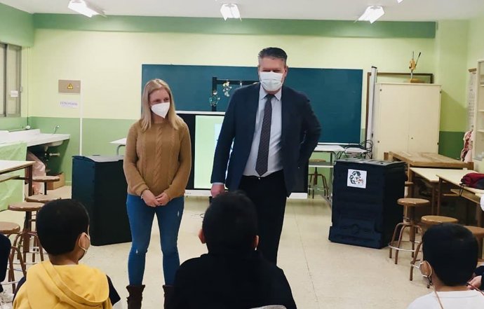 El concejal de Desarrollo Urbano y Patrimonio del Ayuntamiento de León, Luis Miguel García Copete, durante su visita al CEIP Gumersindo Azcárate en Armunia.
