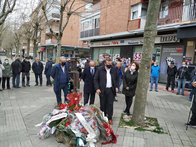 Ofrenda floral del PNV a las víctimas de la matanza del 3 de marzo de 1976
