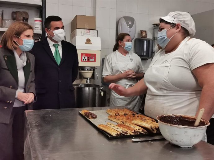 Archivo - A la izquierda de la imagen, la consejera de Empleo, Formación y Trabajo Autónomo, Rocío Blanco, en el transcurso de una visita.